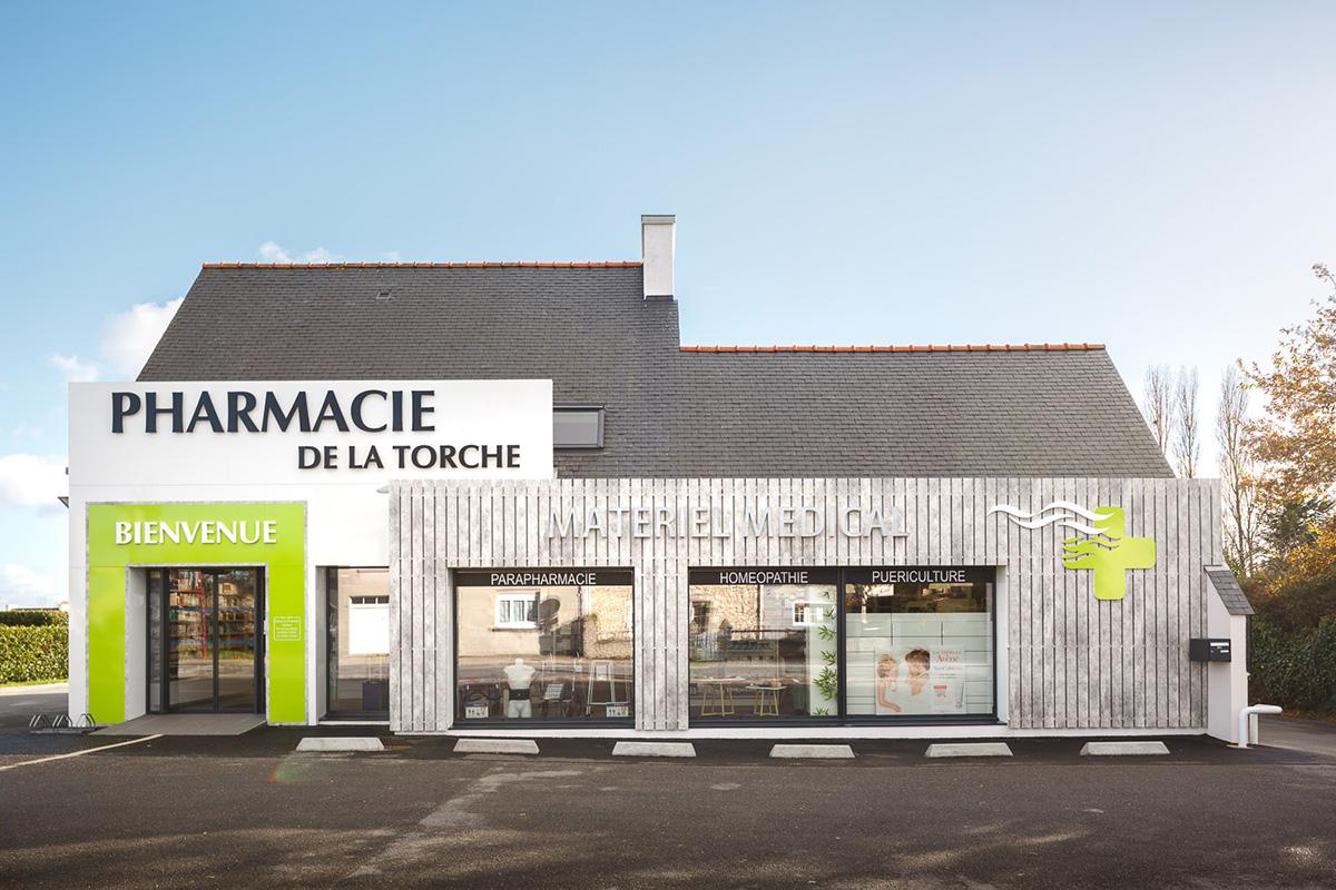 façade_enseigne_pharmacie_officine_bardage_bois_croix